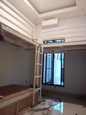 tiga ranjang tidur mezzanine dalam satu kamar 